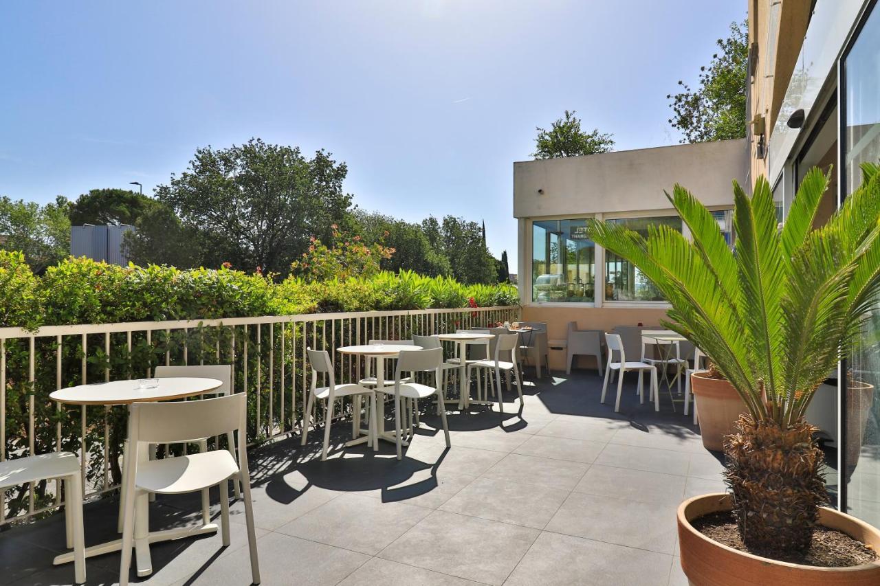 Hotel Restaurant Kyriad Fréjus Exteriör bild