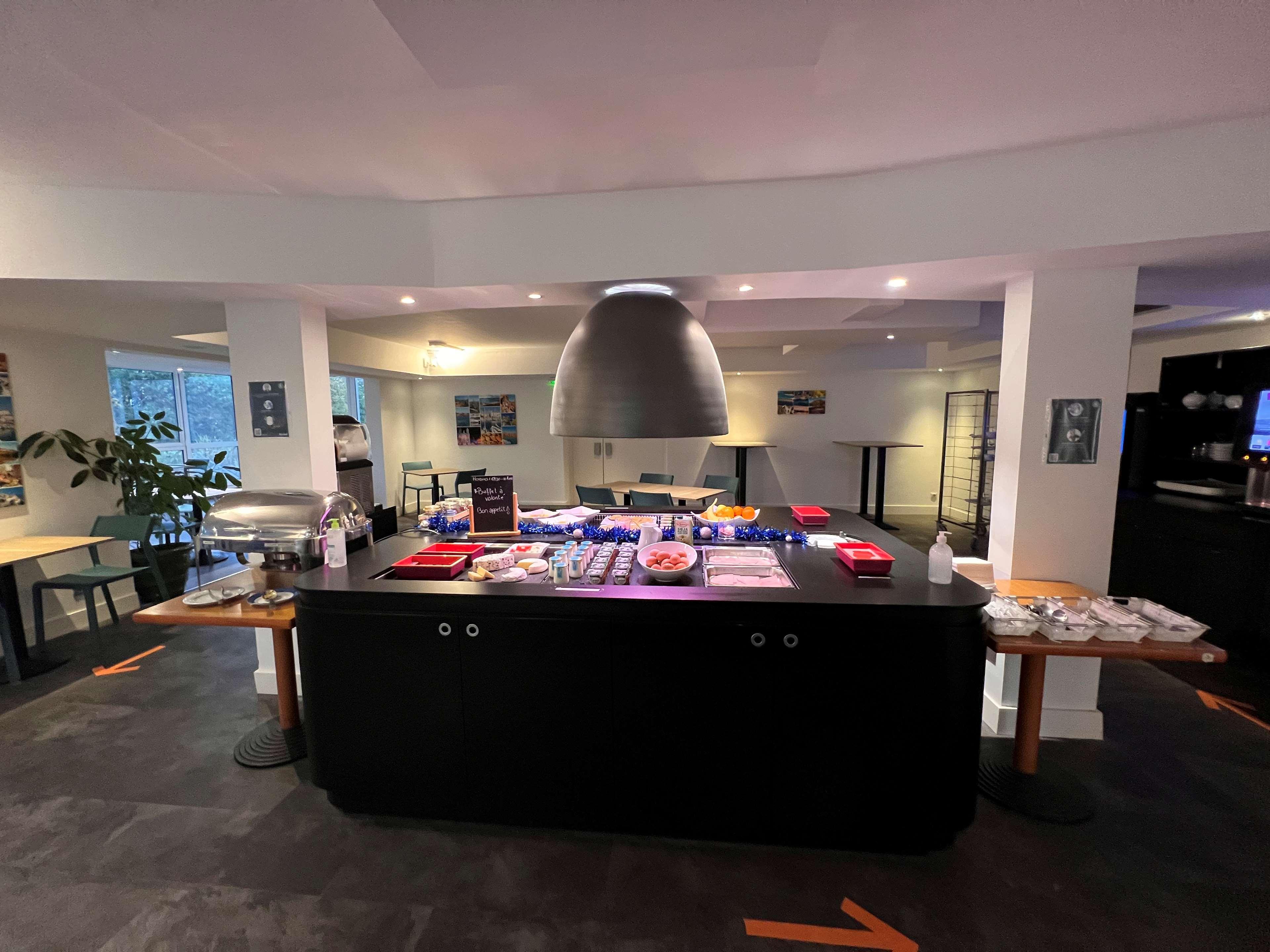 Hotel Restaurant Kyriad Fréjus Exteriör bild