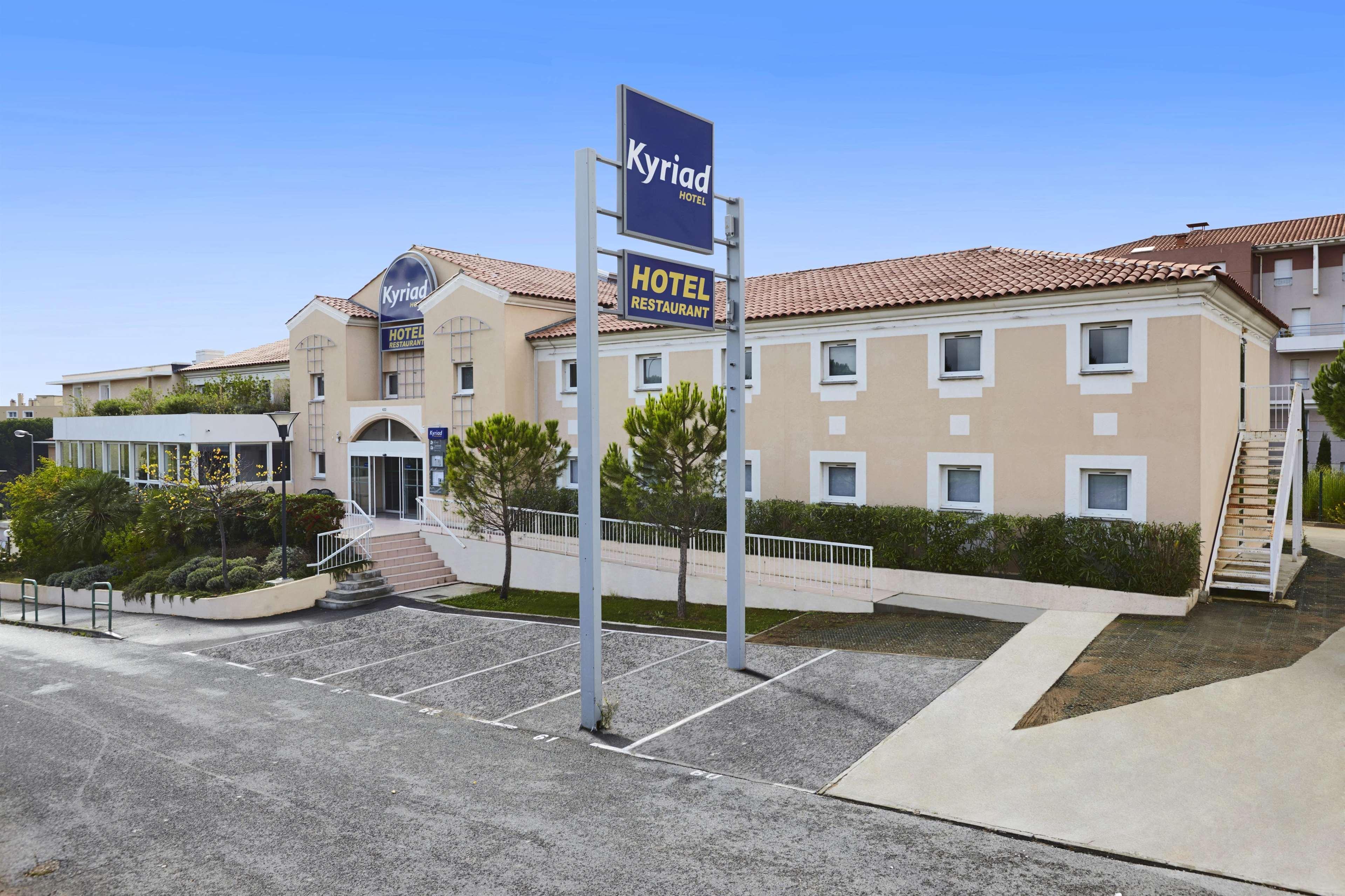 Hotel Restaurant Kyriad Fréjus Exteriör bild