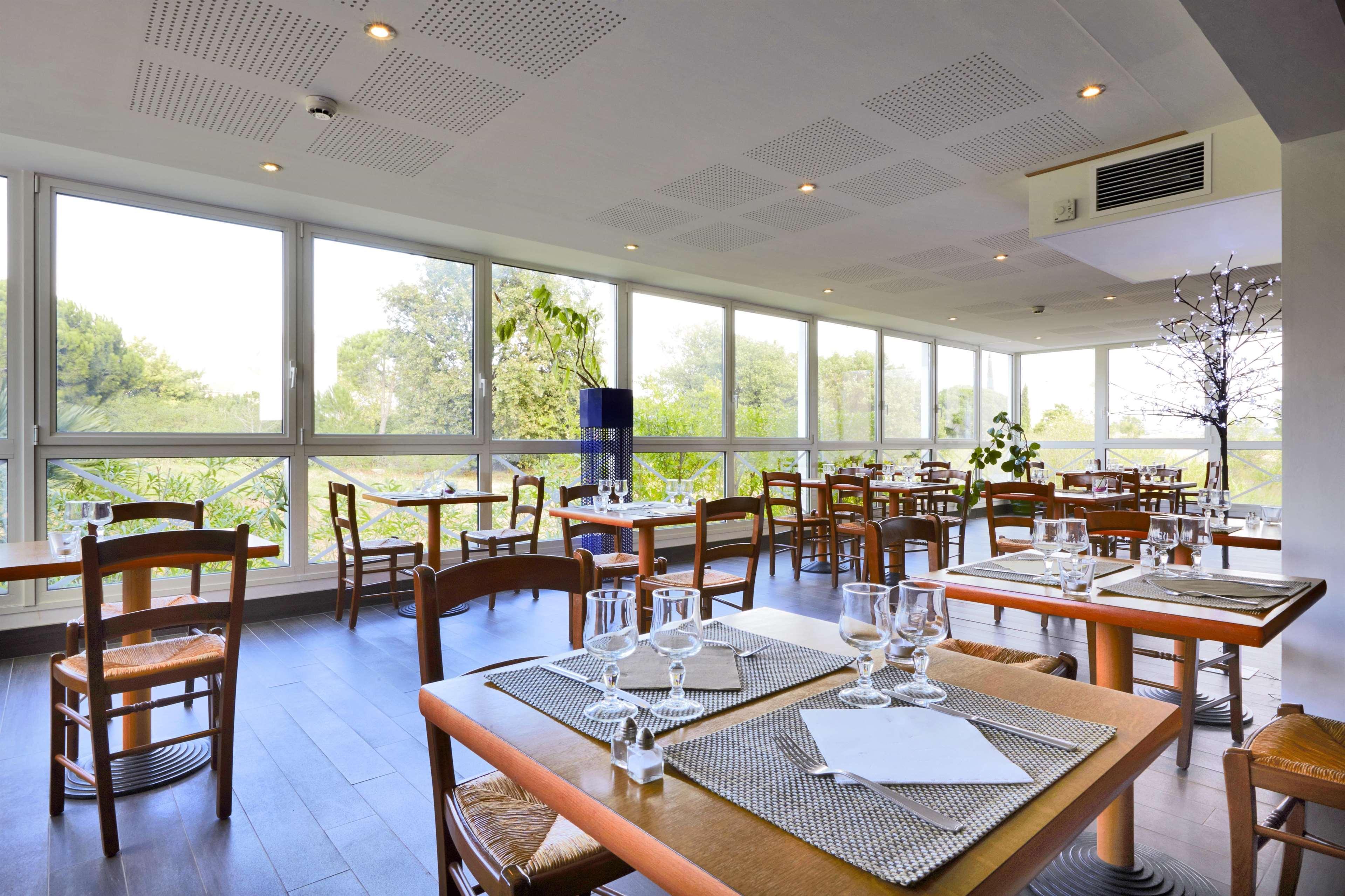 Hotel Restaurant Kyriad Fréjus Exteriör bild