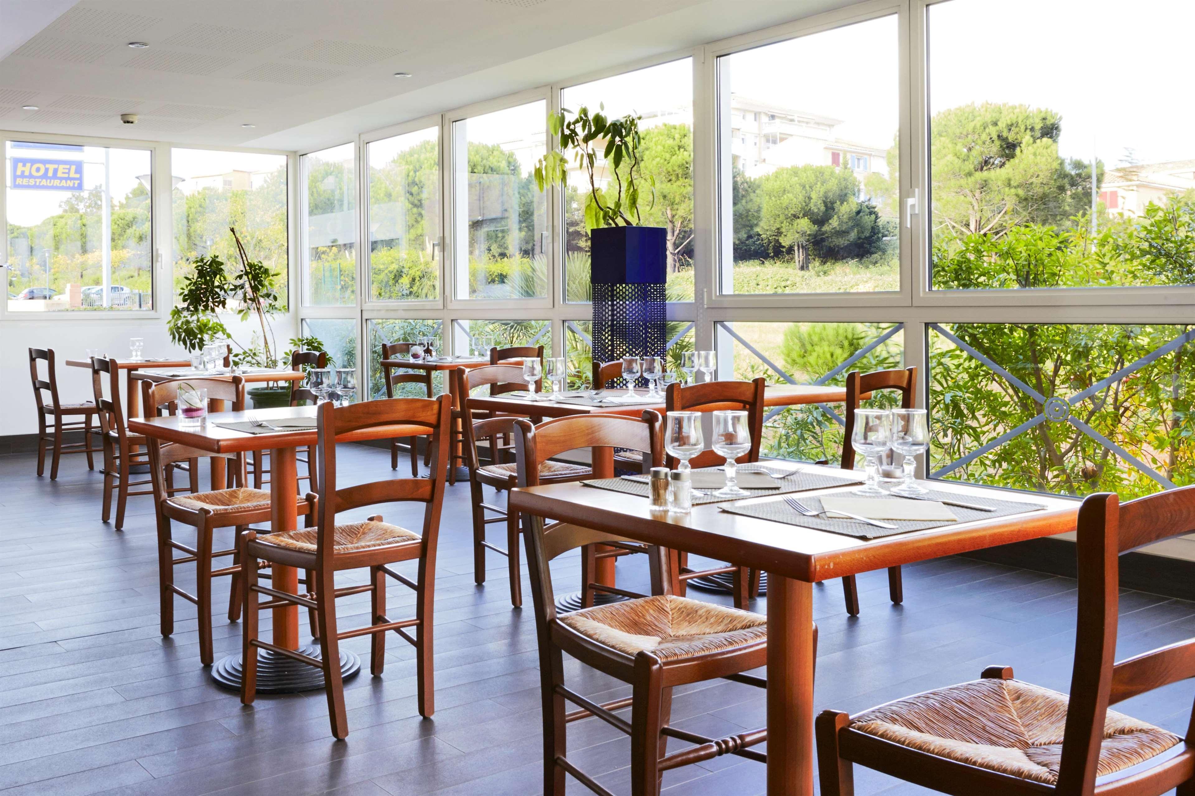 Hotel Restaurant Kyriad Fréjus Exteriör bild