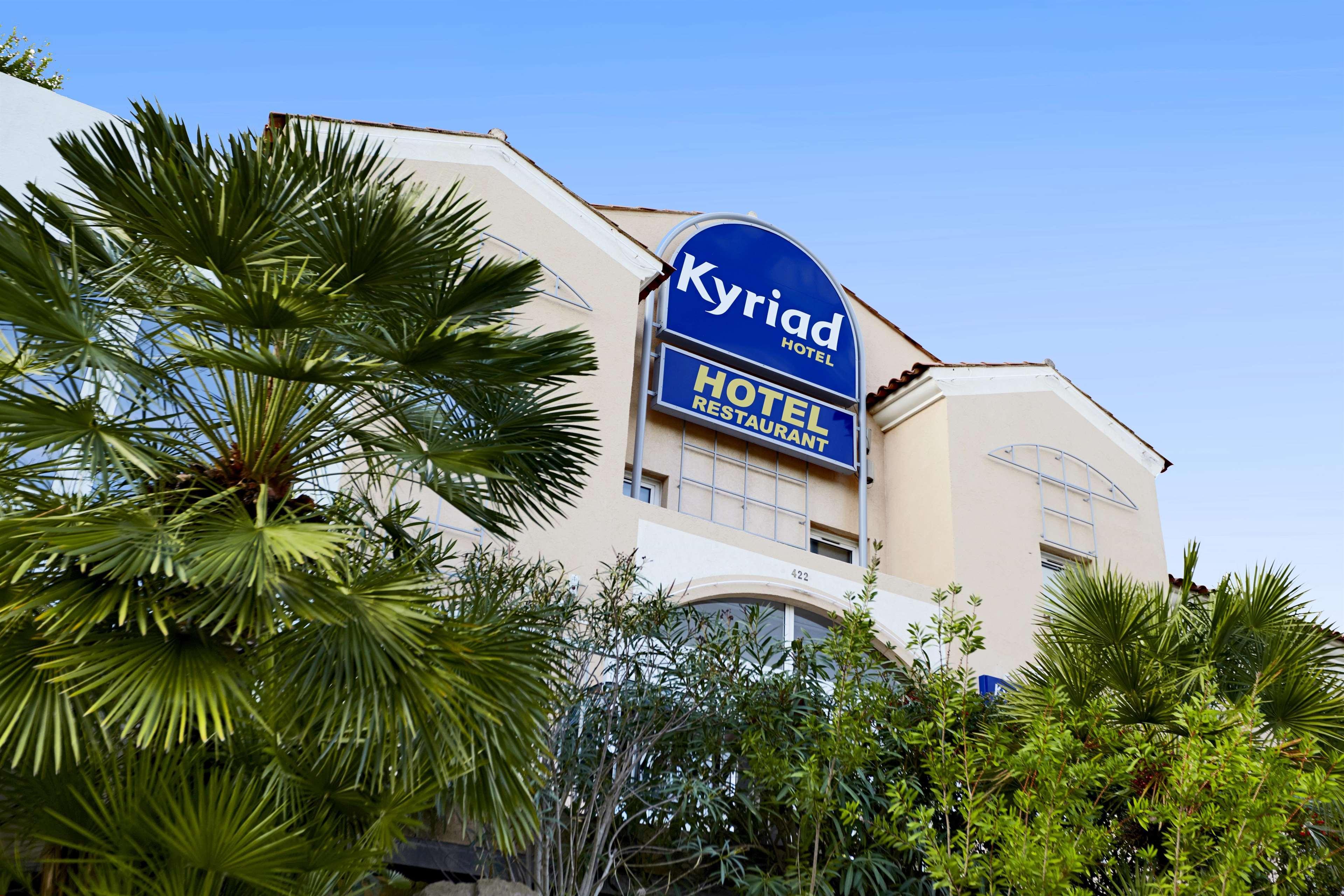 Hotel Restaurant Kyriad Fréjus Exteriör bild
