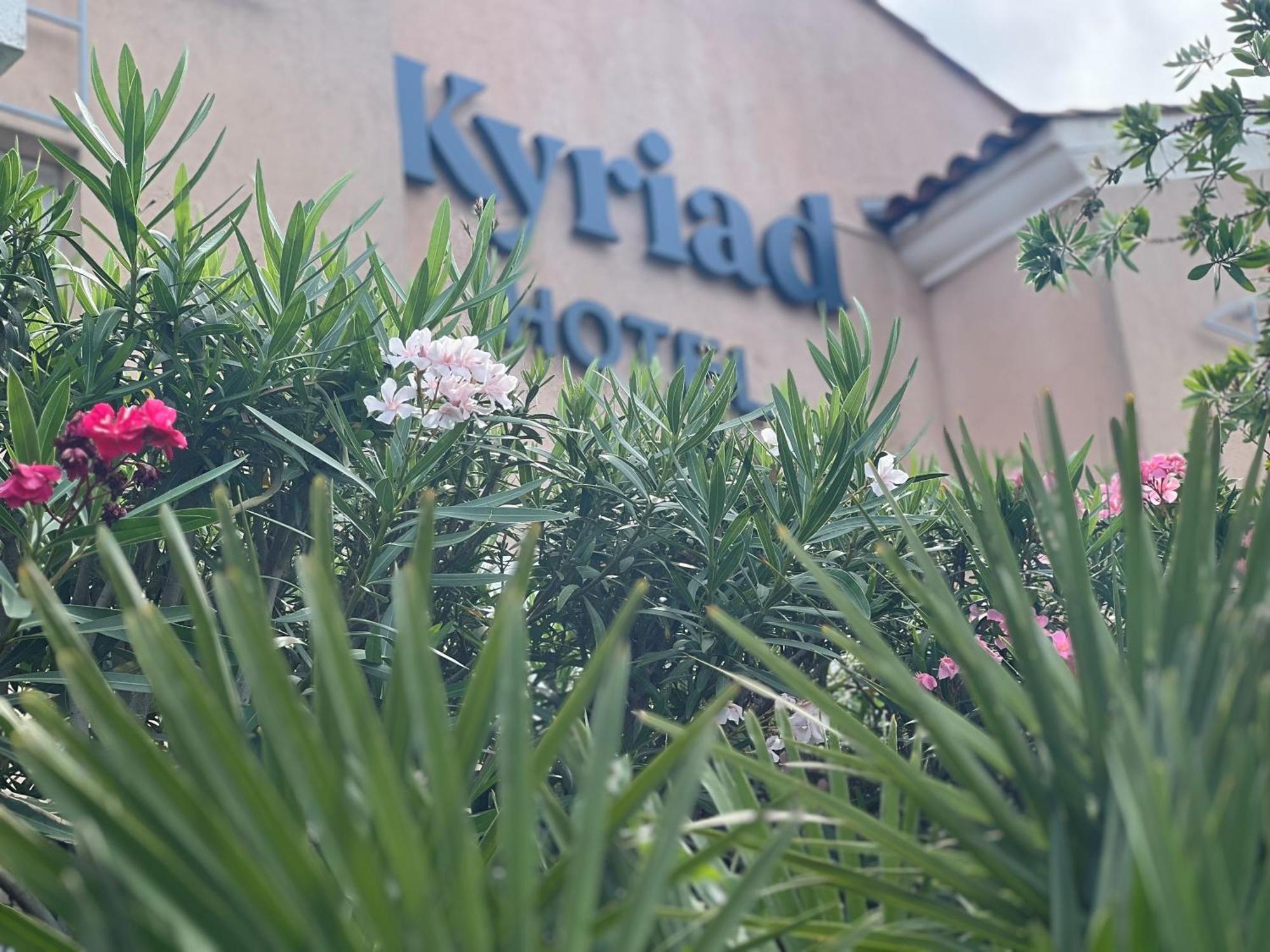 Hotel Restaurant Kyriad Fréjus Exteriör bild
