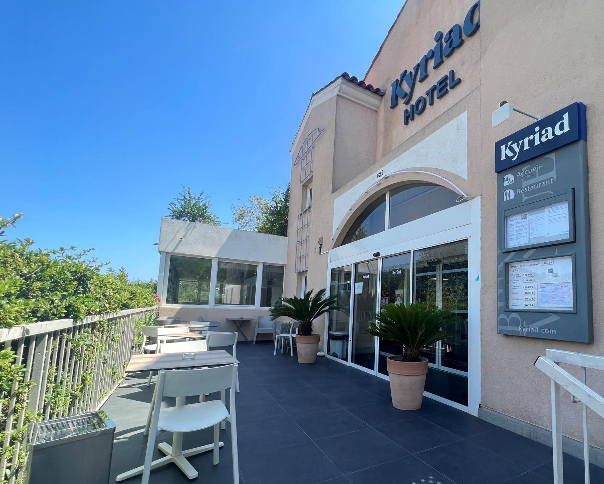 Hotel Restaurant Kyriad Fréjus Exteriör bild