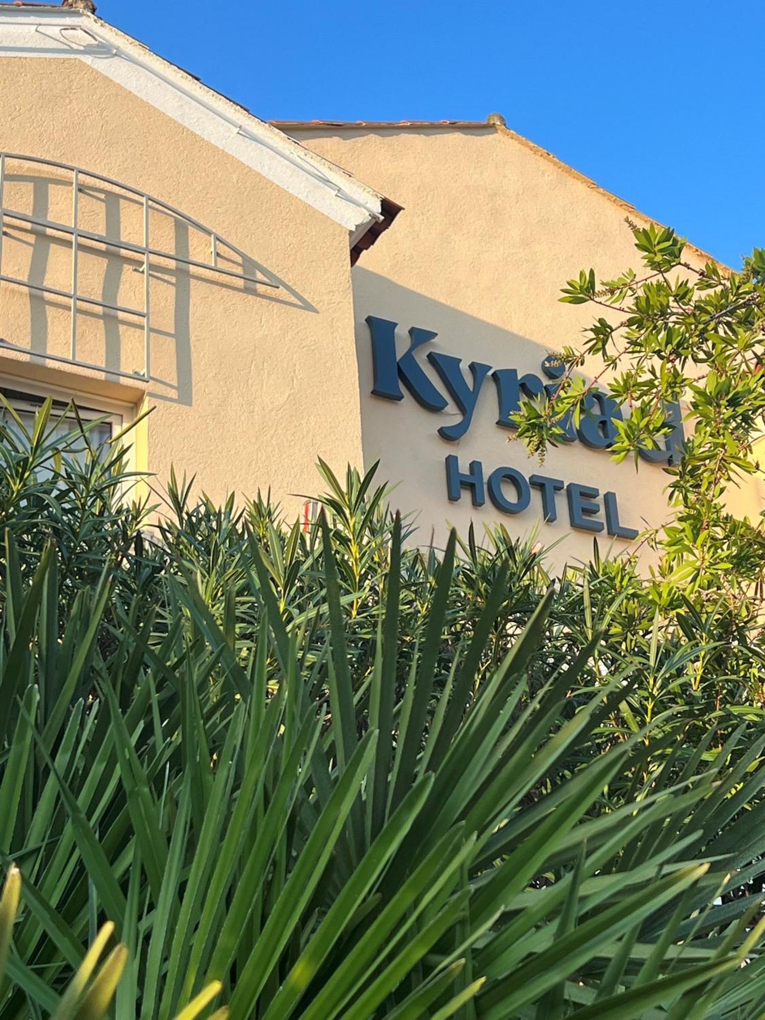 Hotel Restaurant Kyriad Fréjus Exteriör bild