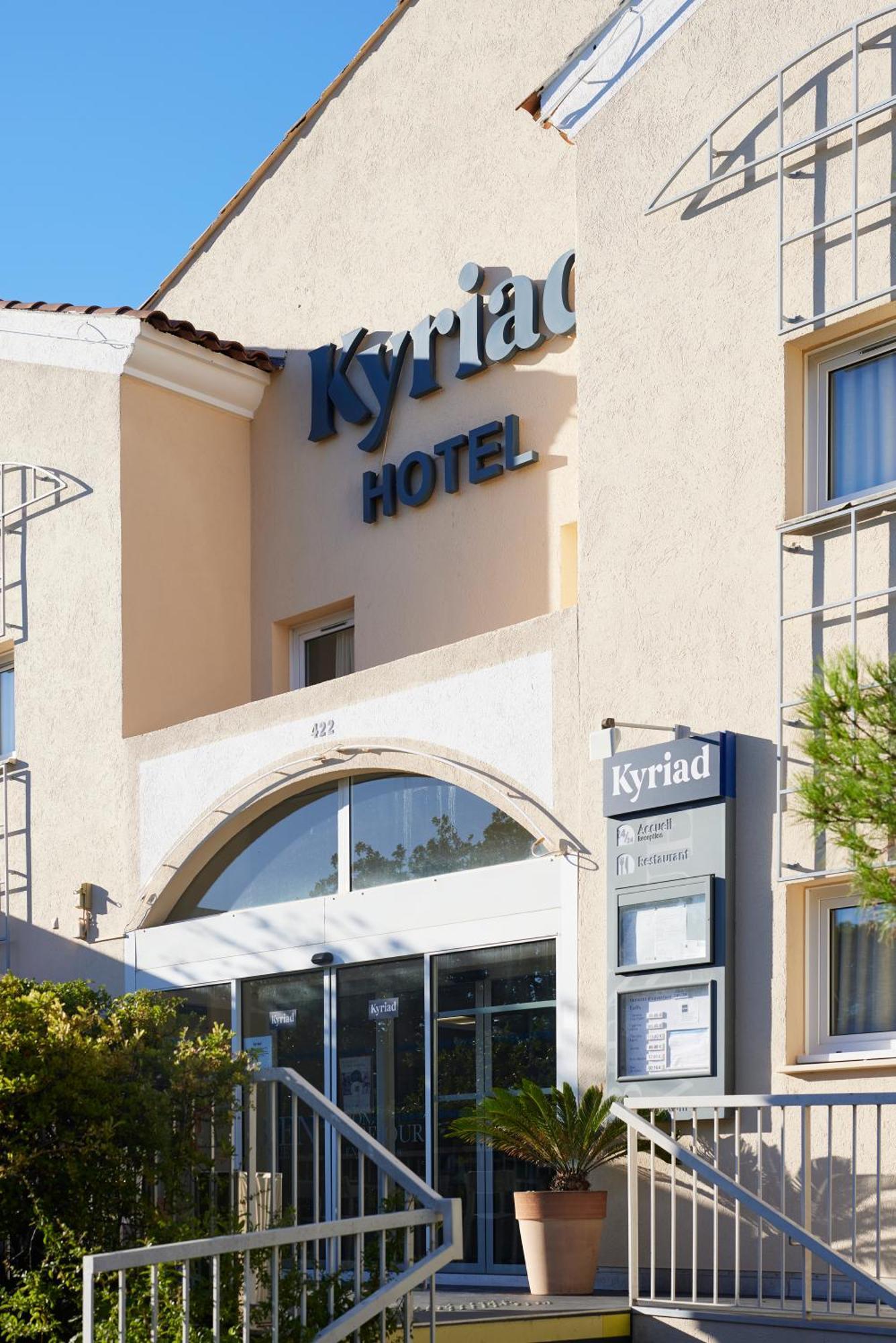 Hotel Restaurant Kyriad Fréjus Exteriör bild