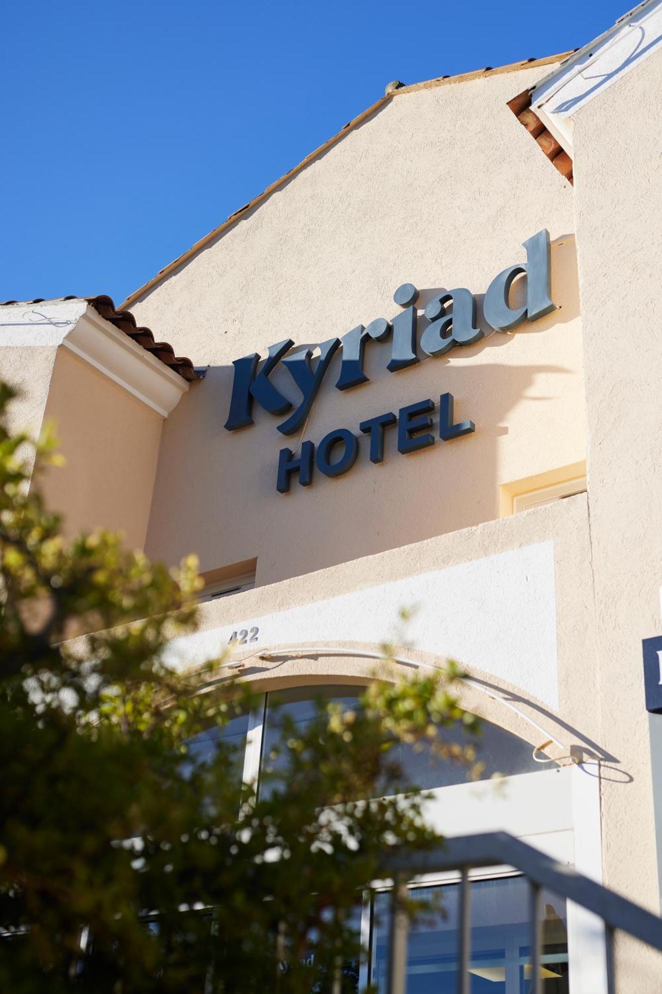 Hotel Restaurant Kyriad Fréjus Exteriör bild
