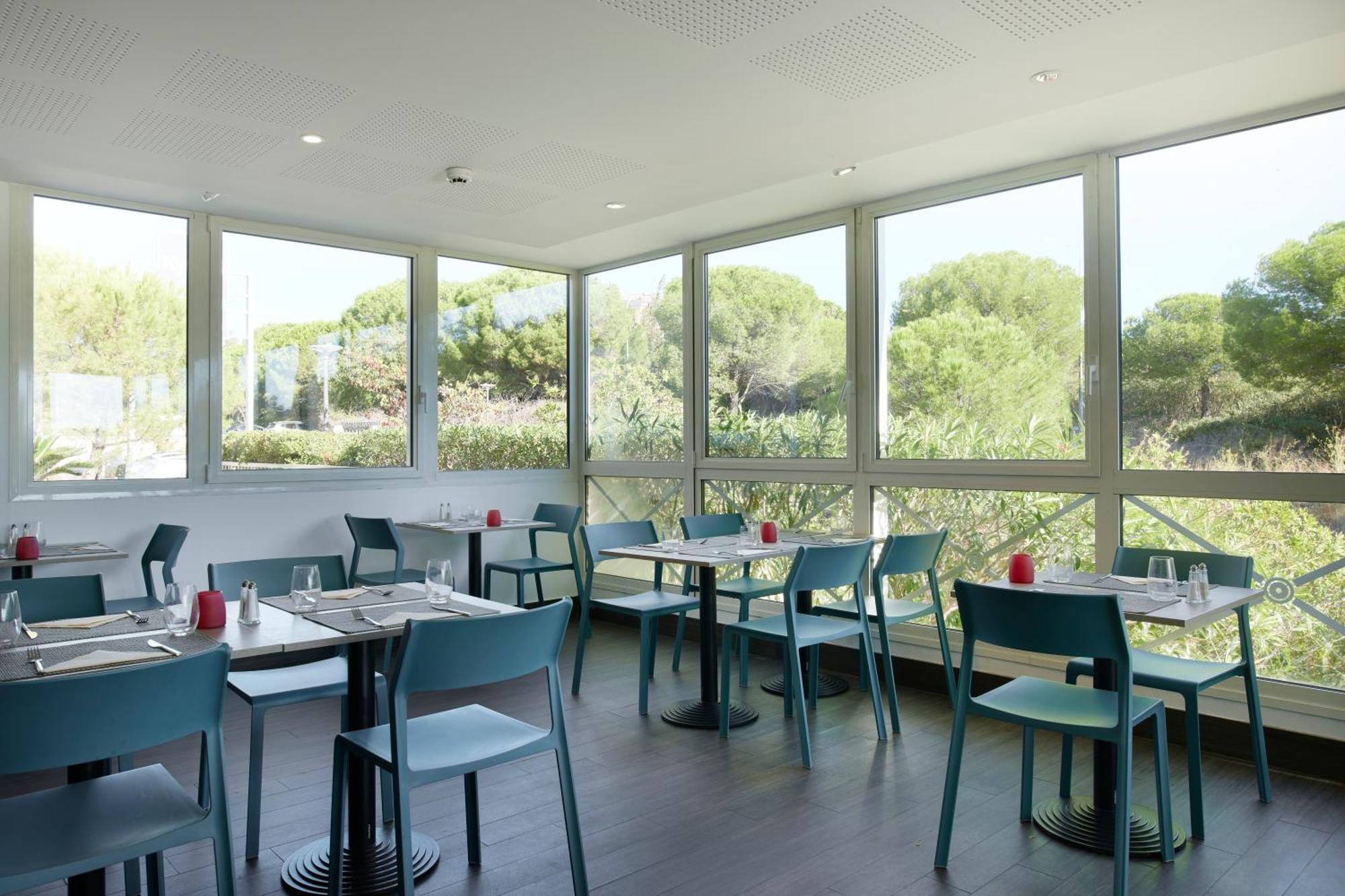 Hotel Restaurant Kyriad Fréjus Exteriör bild