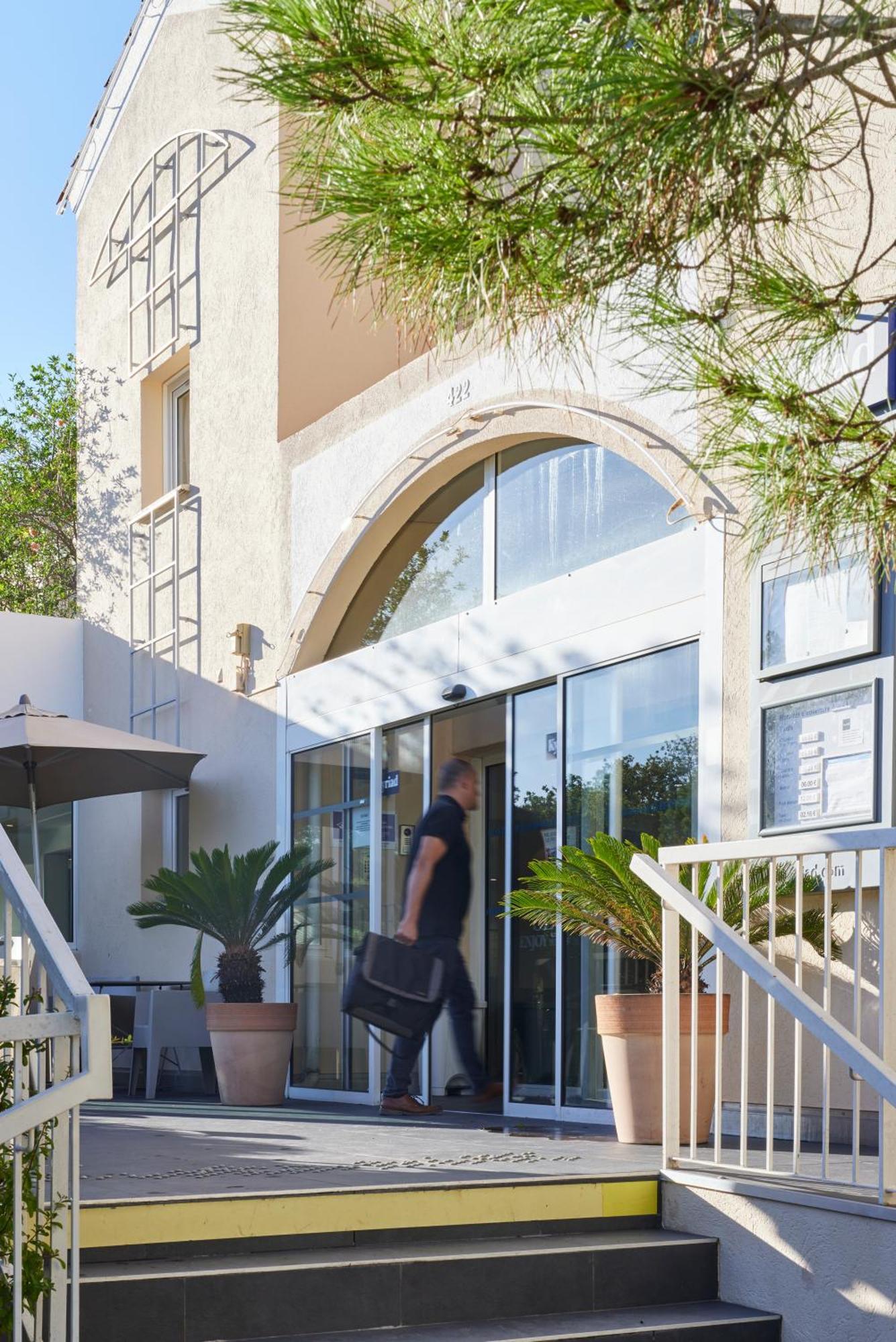 Hotel Restaurant Kyriad Fréjus Exteriör bild